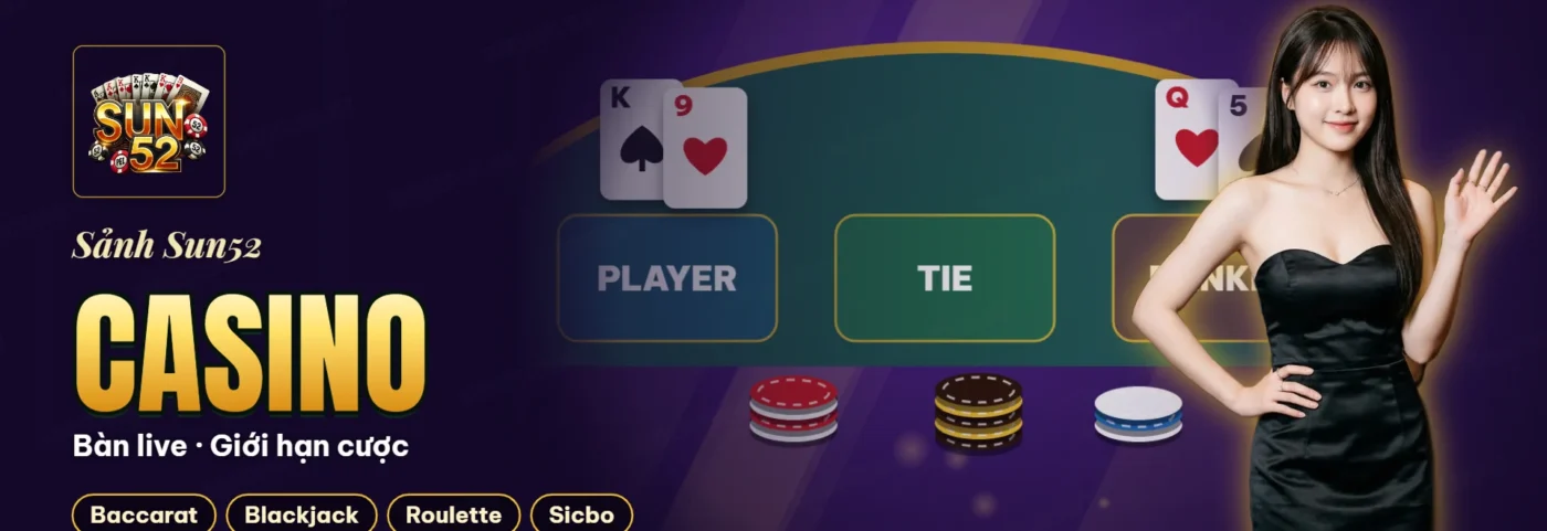 Bàn casino với bài, chip cược, xúc xắc và bánh xe roulette Bàn casino với bài, chip cược, xúc xắc và bánh xe roulette